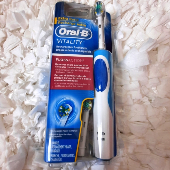 Oral-B Vitality Rechargeable Electric Toothbrush Floss Action Extra Refill NWOT - Picture 1 of 8